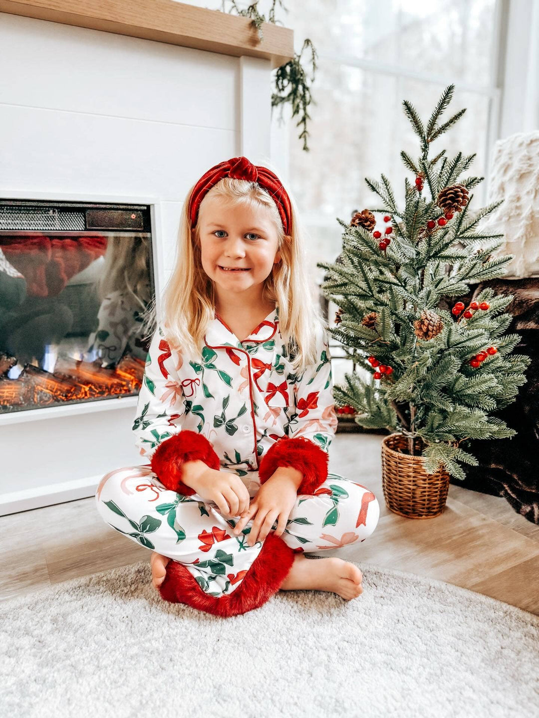 Holiday Bow Print Christmas Pajama Set – Girls Cozy Red Trim Sleepwear