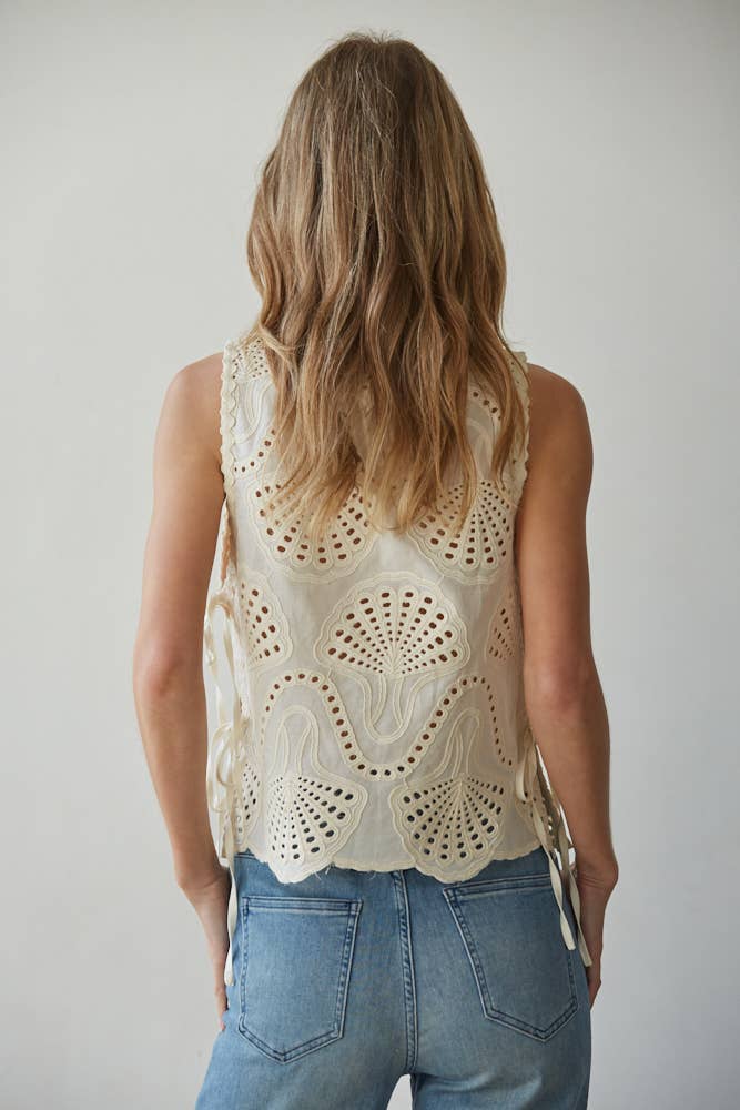 L8290 | Woven Cotton Eyelet Round Neck Sleeveless Top