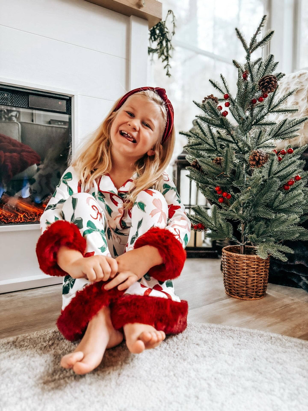 Holiday Bow Print Christmas Pajama Set – Girls Cozy Red Trim Sleepwear