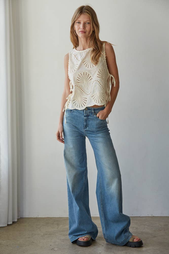 L8290 | Woven Cotton Eyelet Round Neck Sleeveless Top